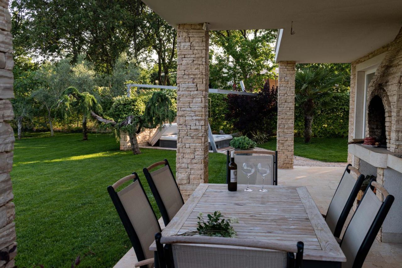 Apartments Villa Sotlar With Pool Umag Exterior foto